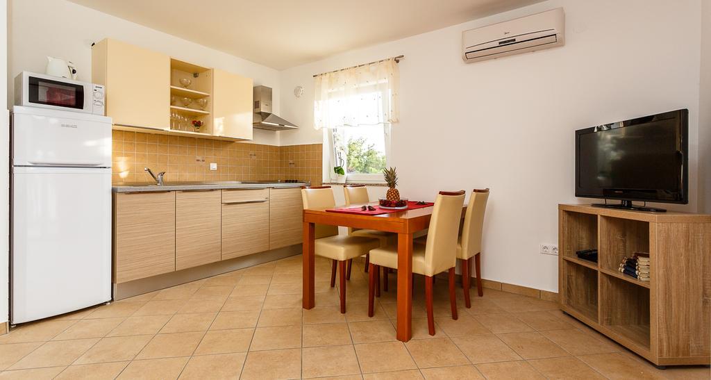 Apartments Mare&Mons Deluxe Malinska Exterior foto